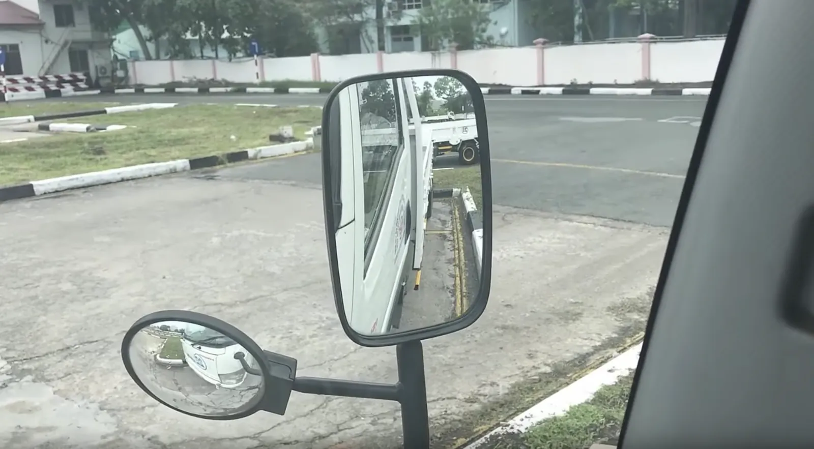 mẹo ghép xe tải dọc vào nơi đỗ cho tài xế mới