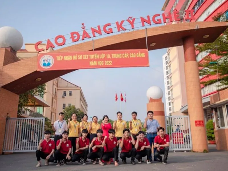 Chuyên gia nước ngoài hướng dẫn sinh viên chuyên ngành Công nghệ Ô tô về chẩn đoán kỹ thuật