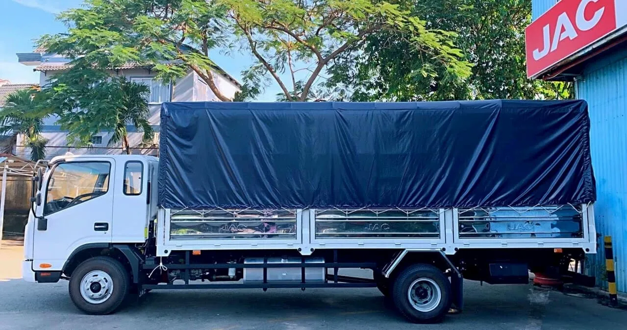 Xe tải lớn với thiết kế bạt tạo sự chắc chắn cho quãng đường dài