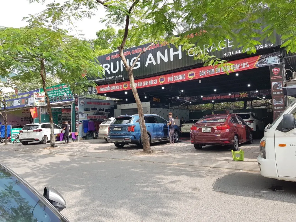 Khu vực sửa chữa với hệ thống cầu nâng hiện đại