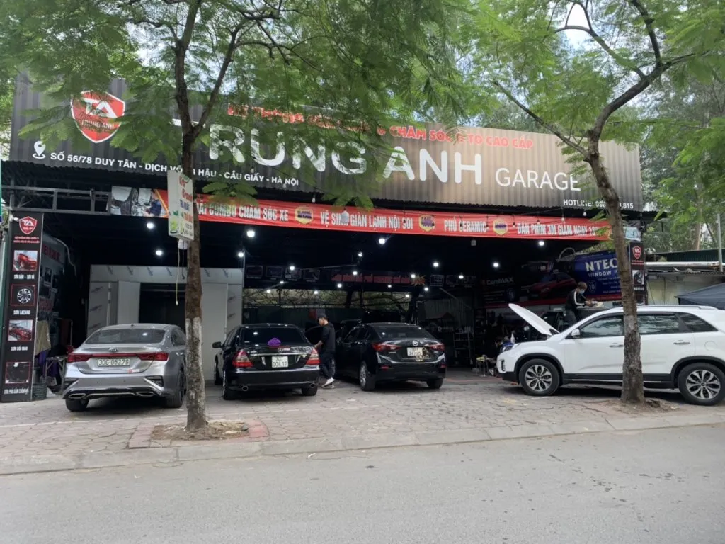 Kỹ thuật viên đang kiểm tra khoang động cơ xe khách hàng