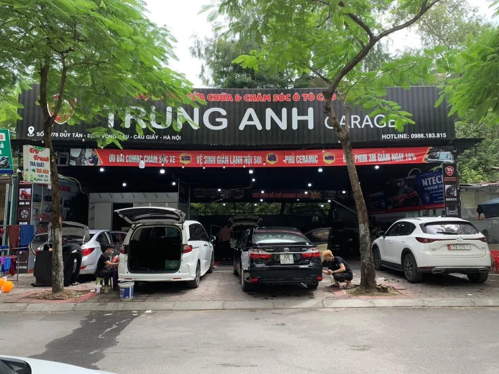 Không gian làm việc ngăn nắp bên trong xưởng dịch vụ