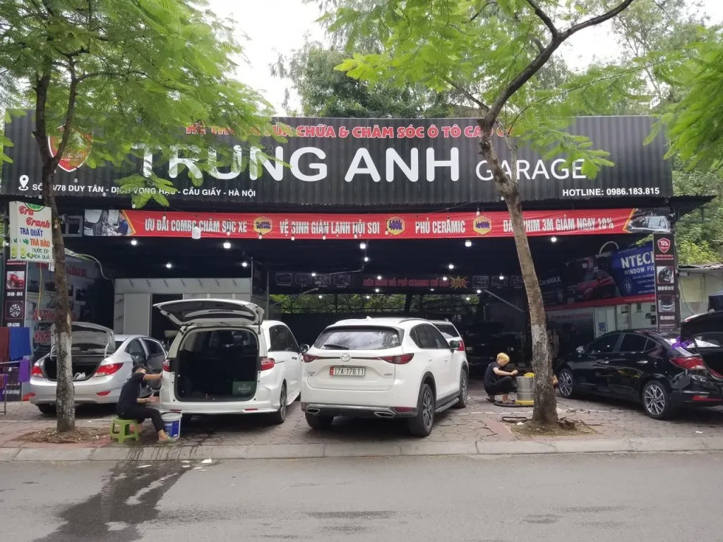 Kỹ thuật viên thực hiện các hạng mục bảo trì định kỳ cho khách hàng