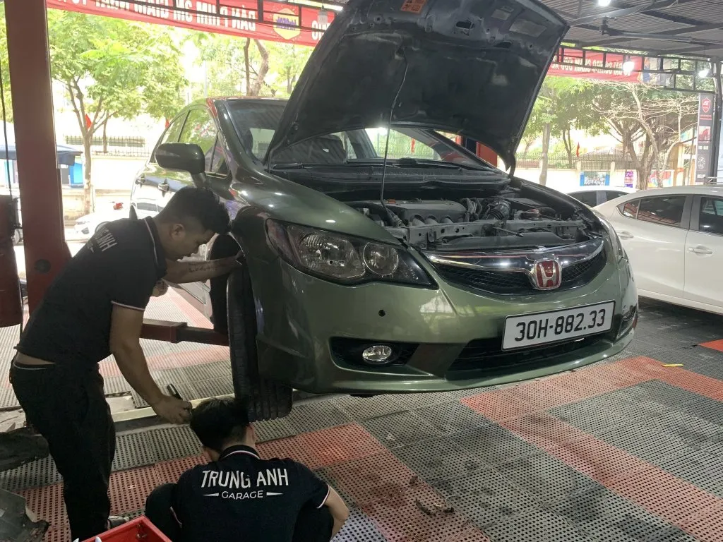 Xe Honda Civic đang được tiến hành bảo dưỡng cấp định kỳ