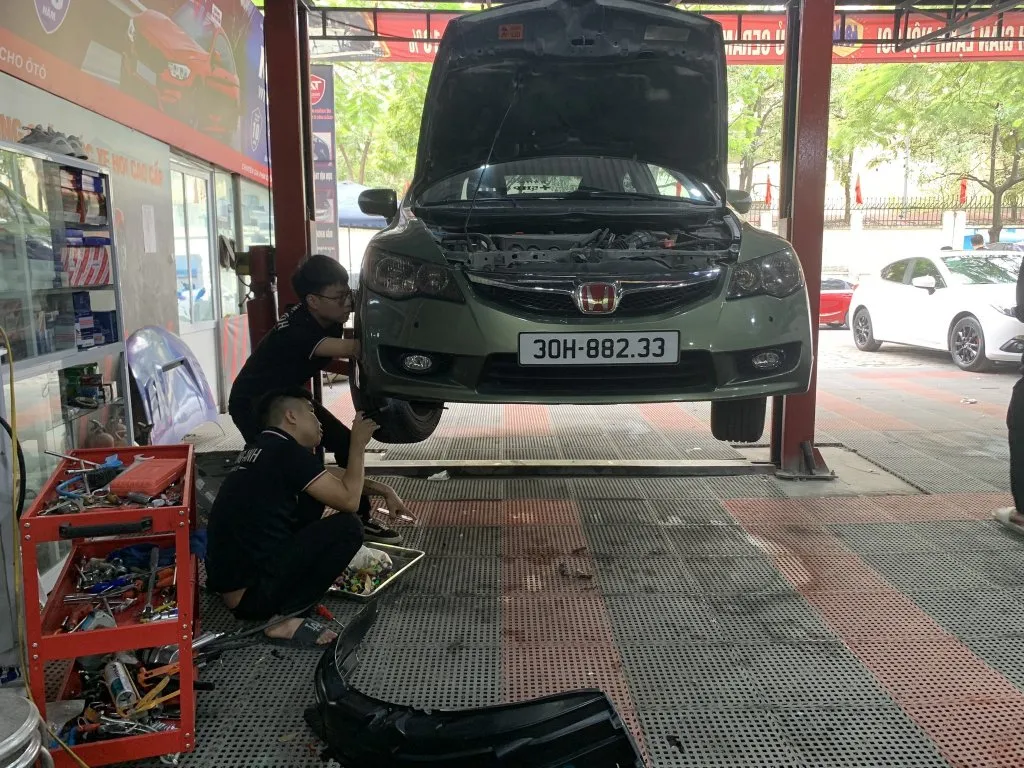 Nhân viên kỹ thuật đang kiểm tra chi tiết bộ phận phanh xe