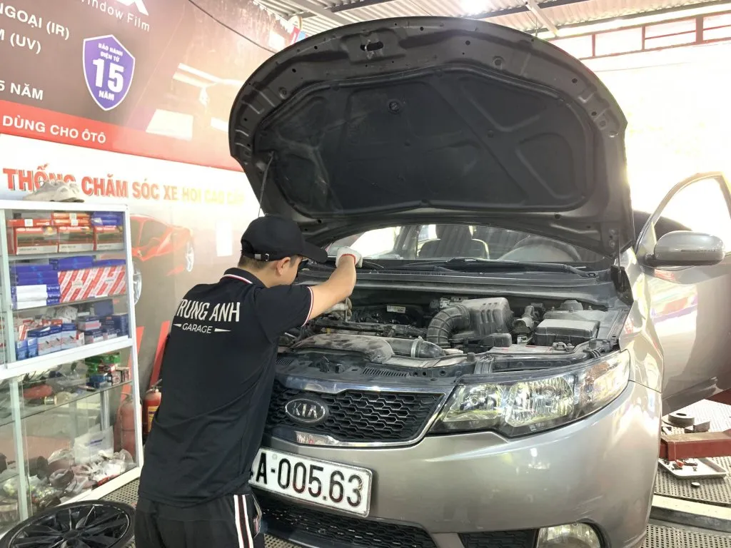 Dòng xe Kia Forte được đưa vào cầu nâng để kiểm tra định kỳ