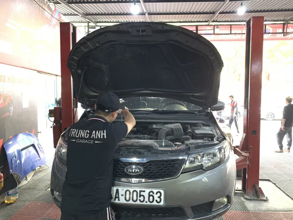 Kỹ thuật viên đang hoàn tất các bước cuối cùng trước khi bàn giao xe cho khách