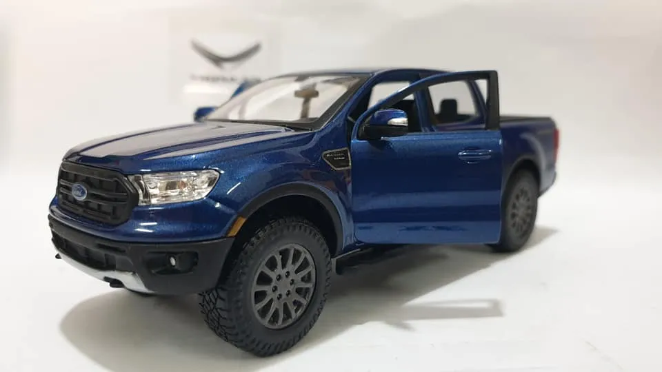 Cận cảnh mô hình xe bán tải màu xanh nhìn từ trên xuống