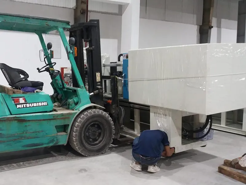 Xe cẩu làm việc tại KCN VSIP Hải Dương