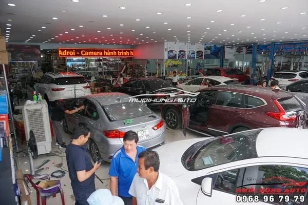 Khu vực để xe và chờ dịch vụ tại Mười Hùng Auto