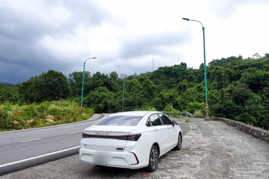 Vết xước nhỏ trên tay nắm cửa xe