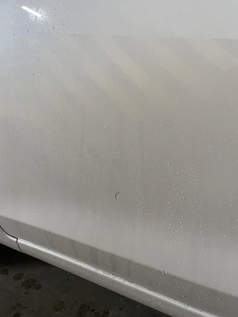 Vết xước trên cánh cửa xe