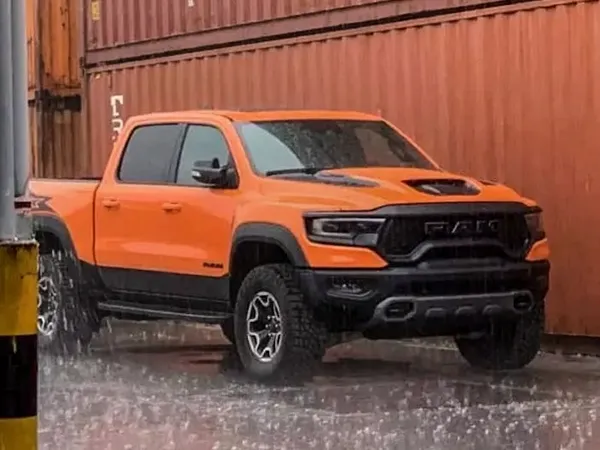 Kiểm tra niên hạn xe bán tải trên giấy tờ trước khi quyết định mua