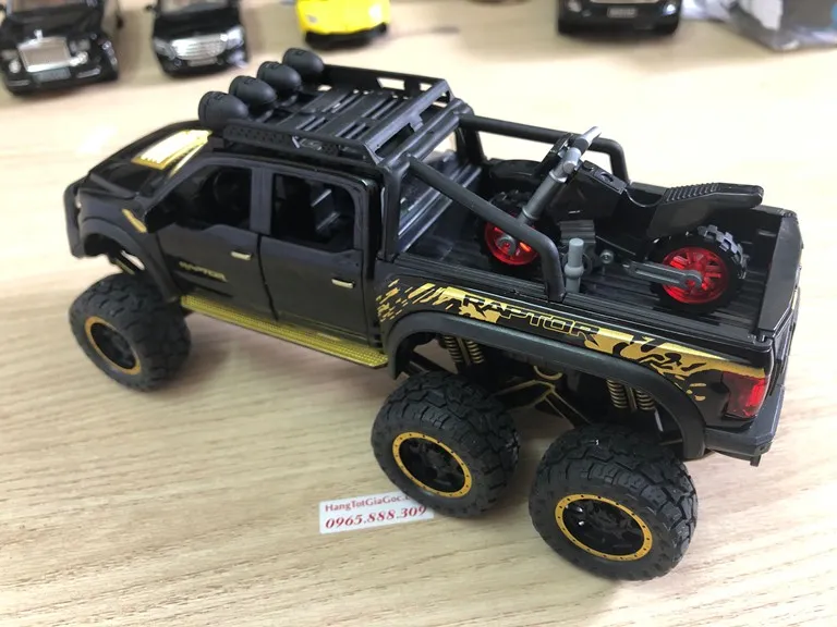 Cận cảnh mô hình siêu xe bán tải Ford 6 bánh nhìn từ phía sau, thấy rõ lốp cao su và chi tiết đèn hậu