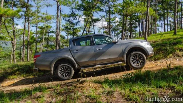 Mitsubishi Triton thể hiện khả năng offroad