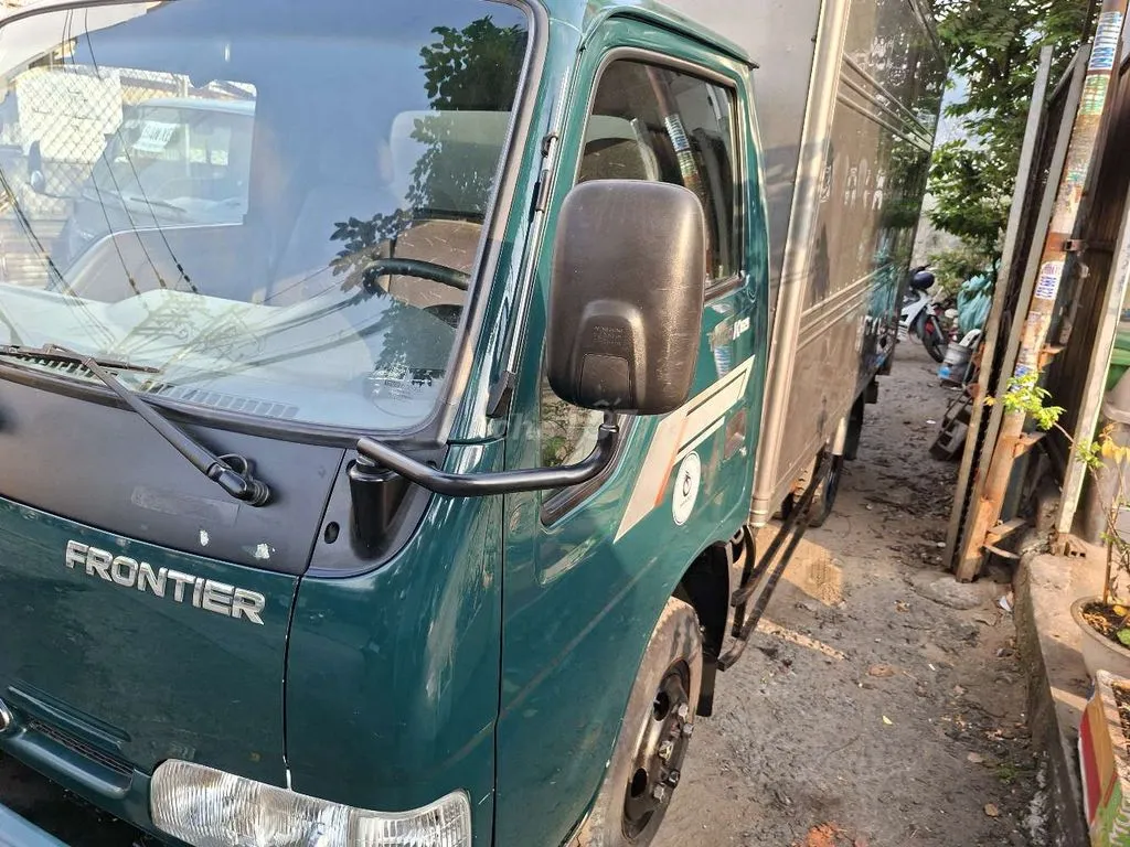 Chi tiết góc nhìn bên hông xe Kia K165 2017 với hệ thống lốp không đồng nhất giúp hạ thấp trọng tâm