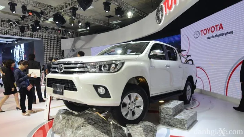 Toyota Hilux 2.8G 4x4 AT với giá trị thương hiệu lớn, tham gia cuộc chiến giá các dòng xe bán tải tại việt nam