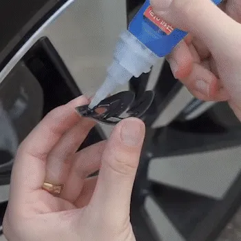 Dụng cụ cạo và keo dán đi kèm trong bộ miếng dán phản quang