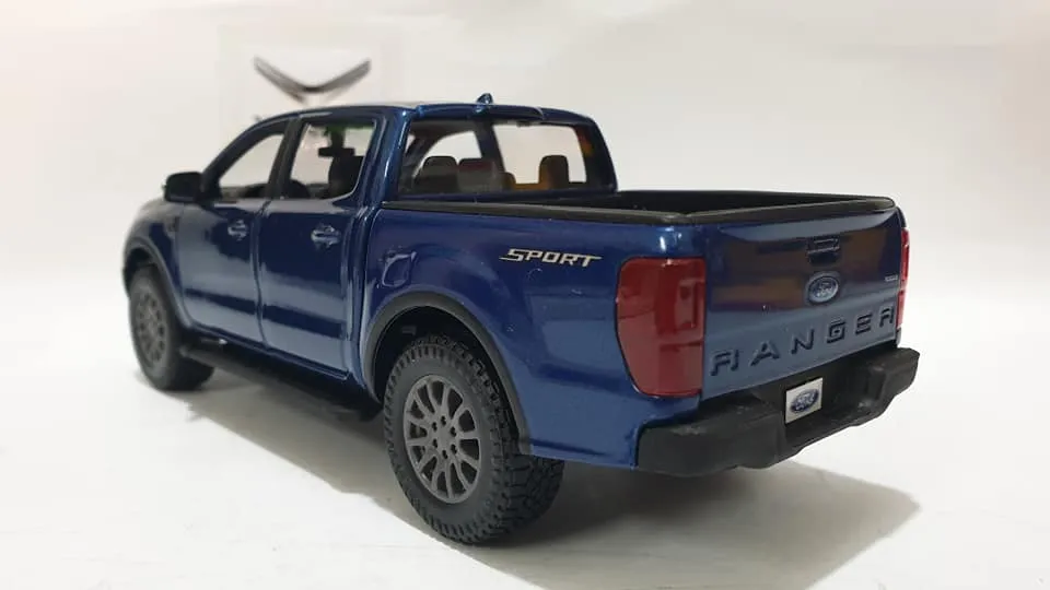 Cận cảnh chi tiết đầu xe và cabin của mô hình xe bán tải Ford Ranger