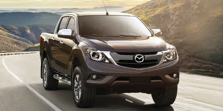 Mazda BT-50 màu đỏ đô đang di chuyển, nổi bật với thiết kế Kodo sang trọng và hiện đại