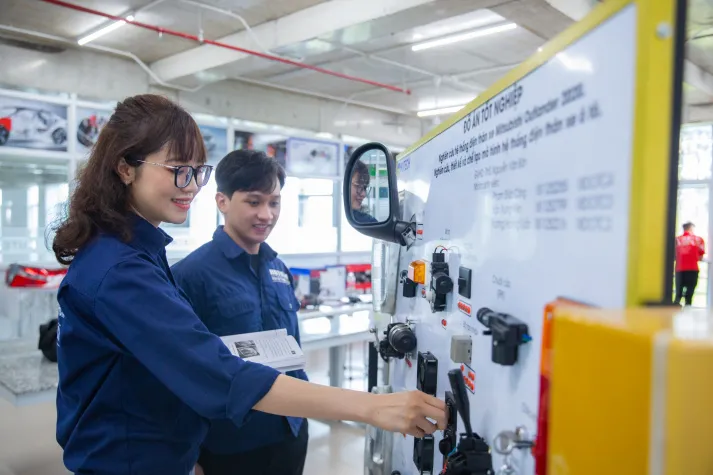 Sinh viên học ngành công nghệ ô tô điện thực hành tại phòng thí nghiệm chuyên ngành