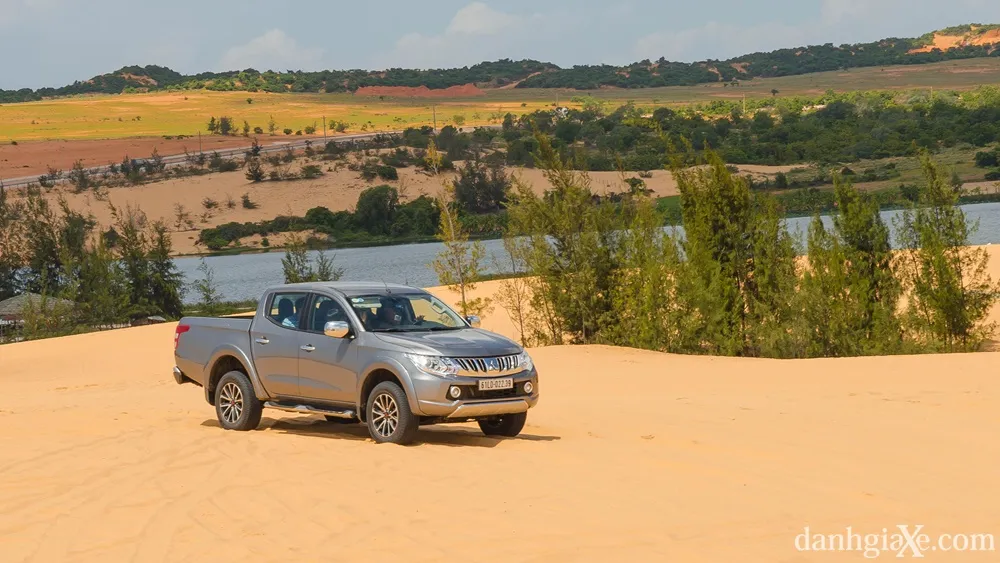 Mitsubishi Triton với thiết kế J-line đặc trưng, giá bán cạnh tranh nhất trong giá các dòng xe bán tải tại việt nam