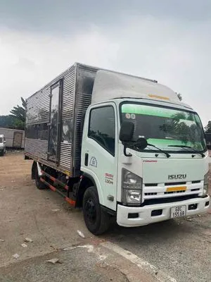 Xe tải Isuzu 5 tấn đời 2017 thùng kín