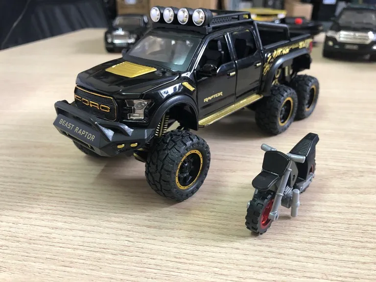 Mô hình Ford 6 bánh với chiếc mô tô được đưa ra khỏi thùng xe