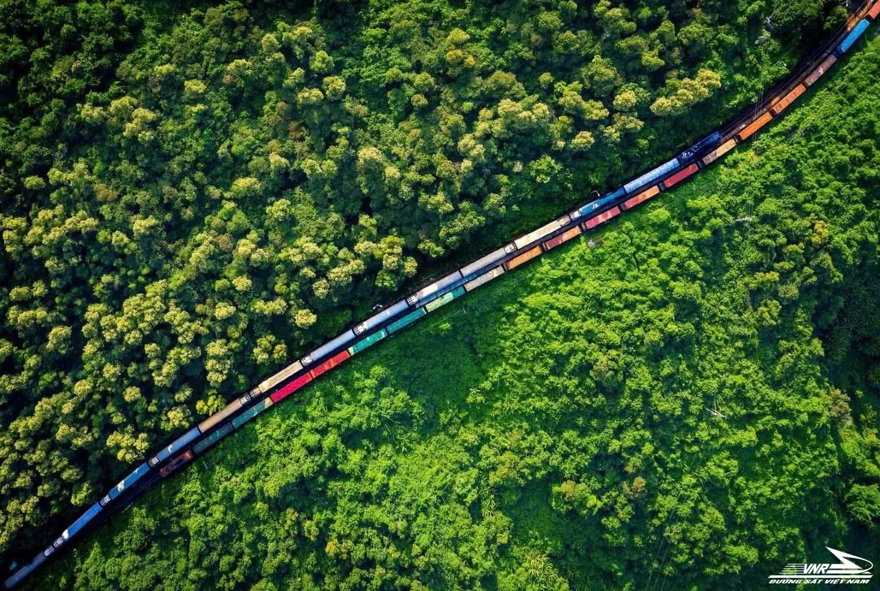 Đoàn tàu vận tải hàng hóa chuyên dụng xuất phát từ ga trung tâm