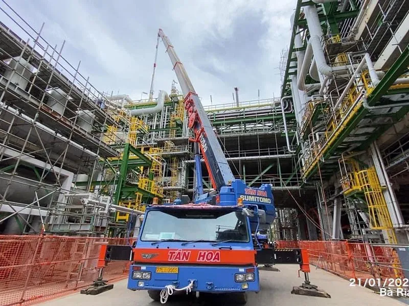 Mobile Crane di chuyển trên đường