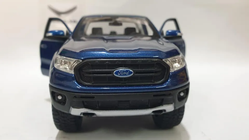 Tổng quan mô hình xe bán tải Ford Ranger nhìn từ trên cao xuống, làm nổi bật tỉ lệ 1:32 và các chi tiết ngoại thất