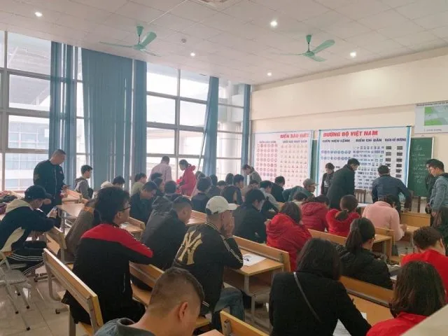 Học viên thực hành các kỹ năng lái xe ô tô tại sân tập sa hình đạt chuẩn của trung tâm