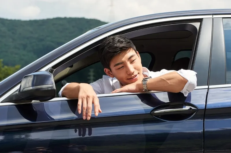 Tạo dáng trong xe