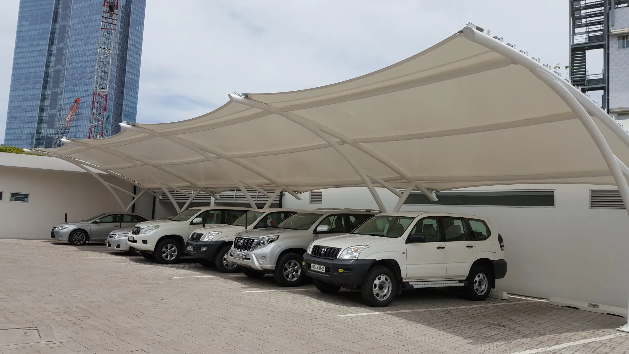 di chuyển xe lên xuống để thay đổi vị trí chịu lực của lốp là cách bảo quản xe ô tô ít sử dụng tốt