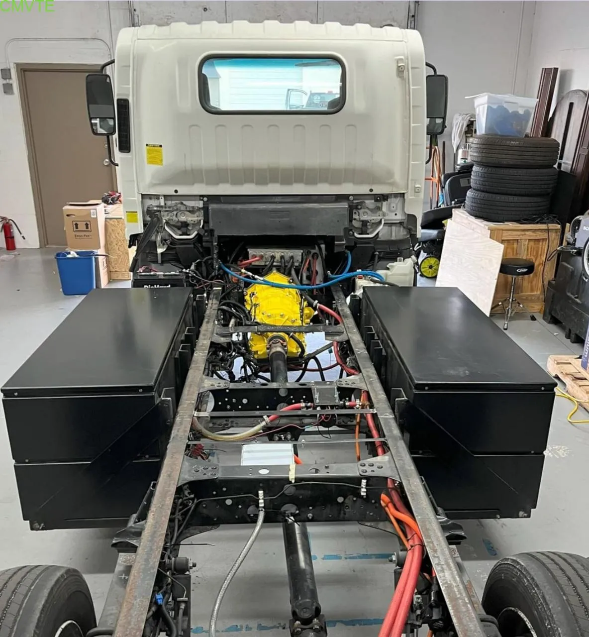 Bộ Kích Gầm Ô Tô 12V: Giải Pháp Thay Lốp An Toàn Và Nhanh Chóng