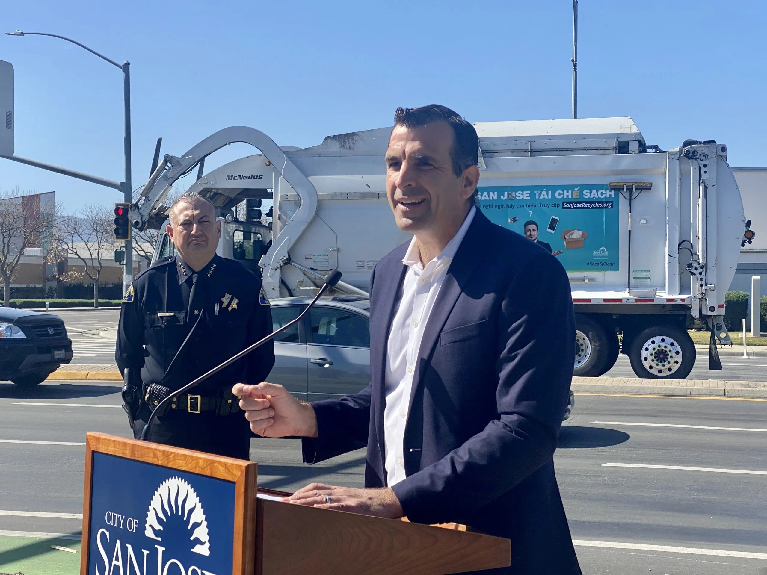 Giải Mã Các Ký Hiệu Trên Xe Ô Tô Tải: Hướng Dẫn Chi Tiết Cho Tài Xế