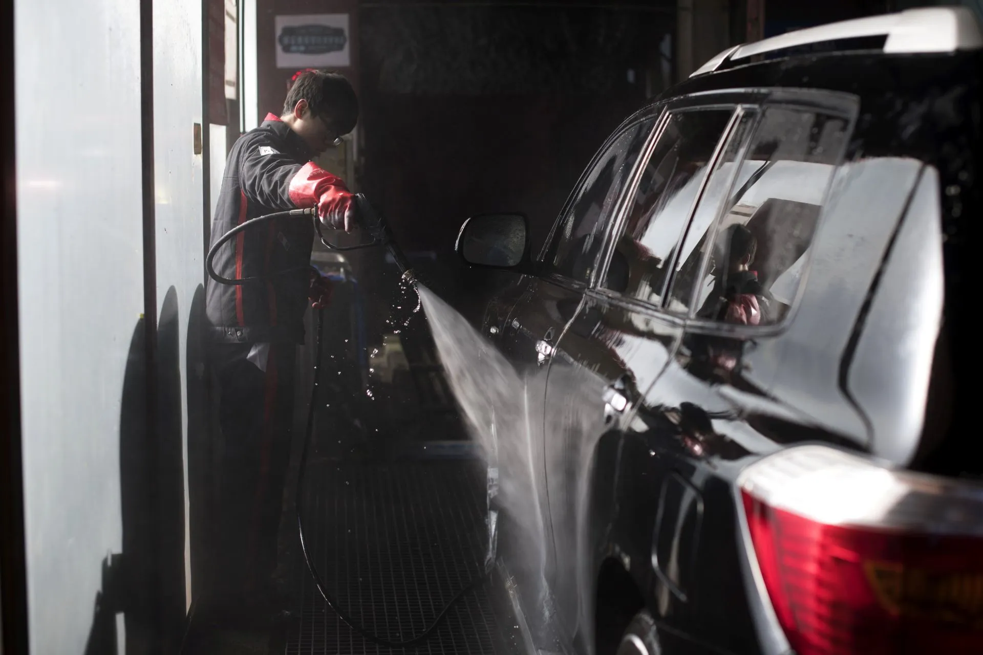 Cách Lau Kính Xe Ô Tô Sạch Bóng Không Tì Vết Tại Nhà