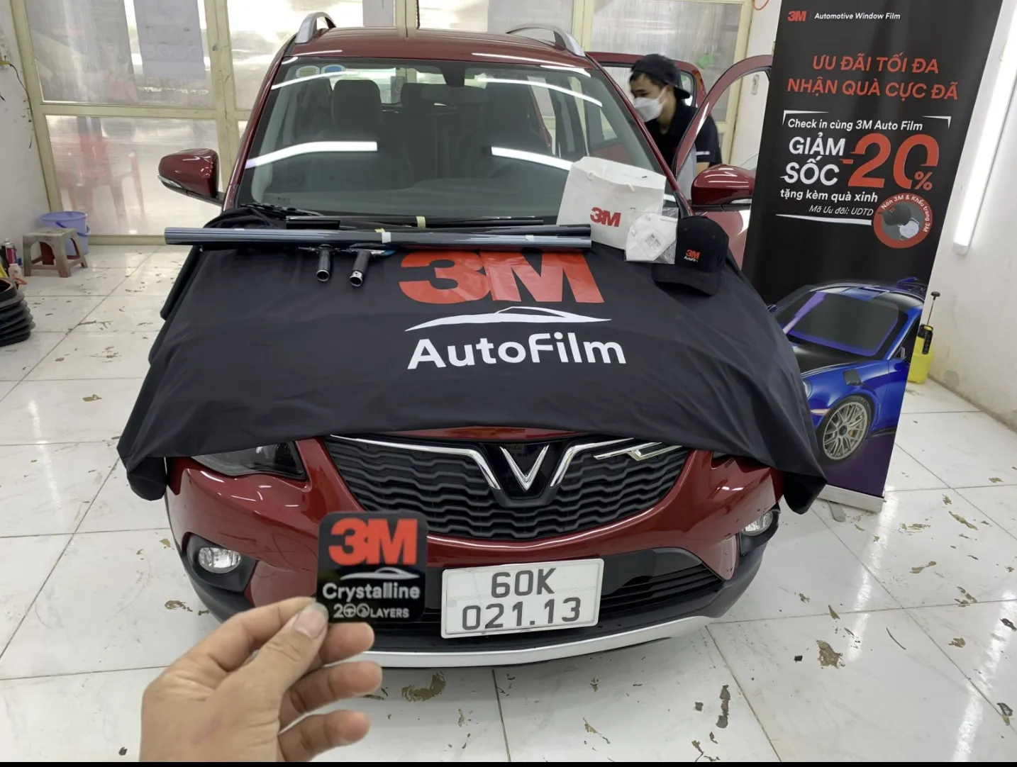 Dán và bảo dưỡng phim cách nhiệt đúng cách là một phần của việc chăm sóc ngoại thất và nội thất ô tô