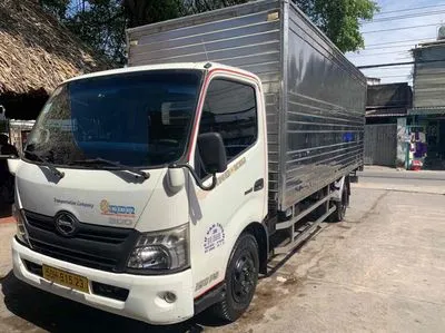 Xe tải Hino 5 tấn thùng kín đời 2015