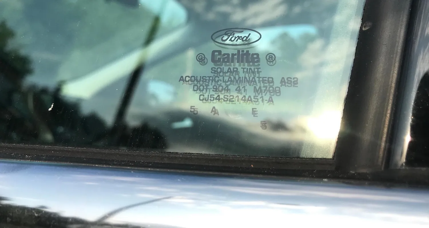 Phân Biệt Kính Nhiều Lớp Và Kính Cường Lực Khi Cần Phá Kính Xe Ô Tô Thoát Hiểm