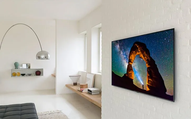 Bạn cần lắp đặt tivi có điều kiện ánh sáng hợp lý, sao cho khi bạn xem tivi ở mọi góc vẫn không bị ánh sáng phản chiếu