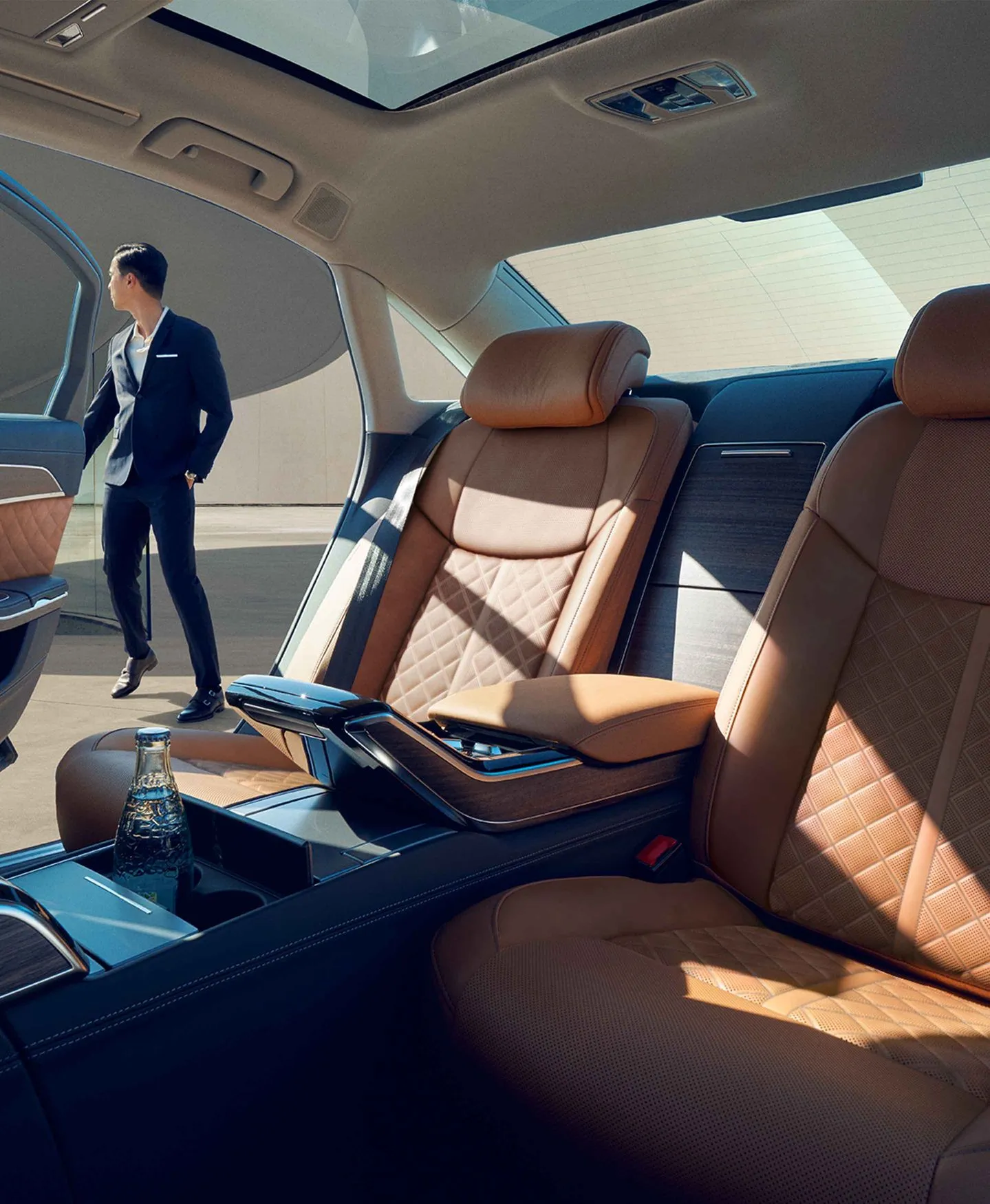 Nội thất sang trọng với da Valcona và gỗ tự nhiên