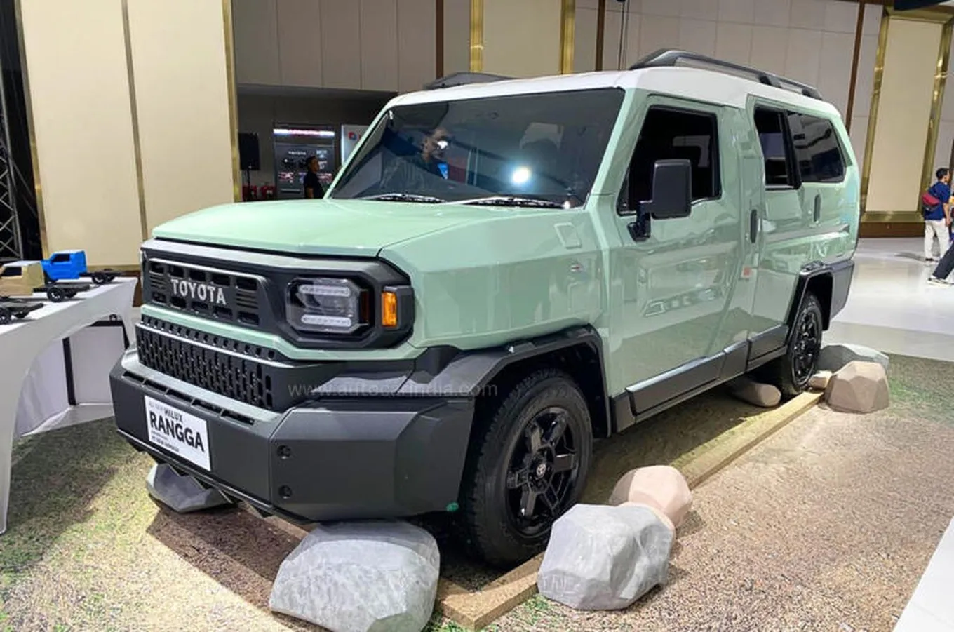 Mô hình xe allintitle:xe bán tải 7 chỗ Toyota Hilux Rangga SUV với cấu trúc khung gầm rời