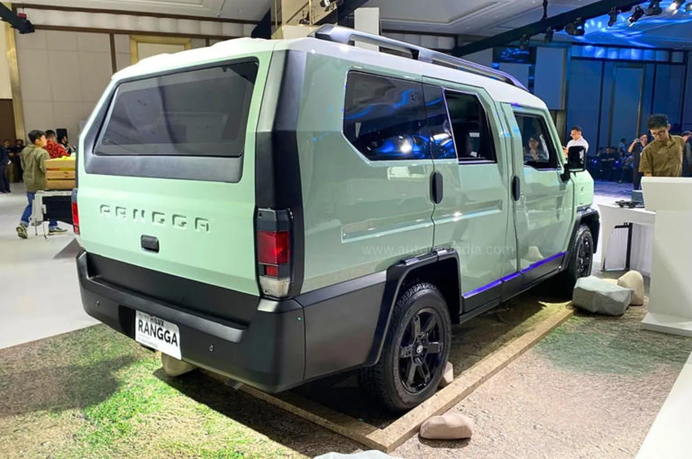 Thiết kế đuôi xe xe bán tải 7 chỗ Rangga SUV vuông vức, đơn giản với đèn hậu dọc