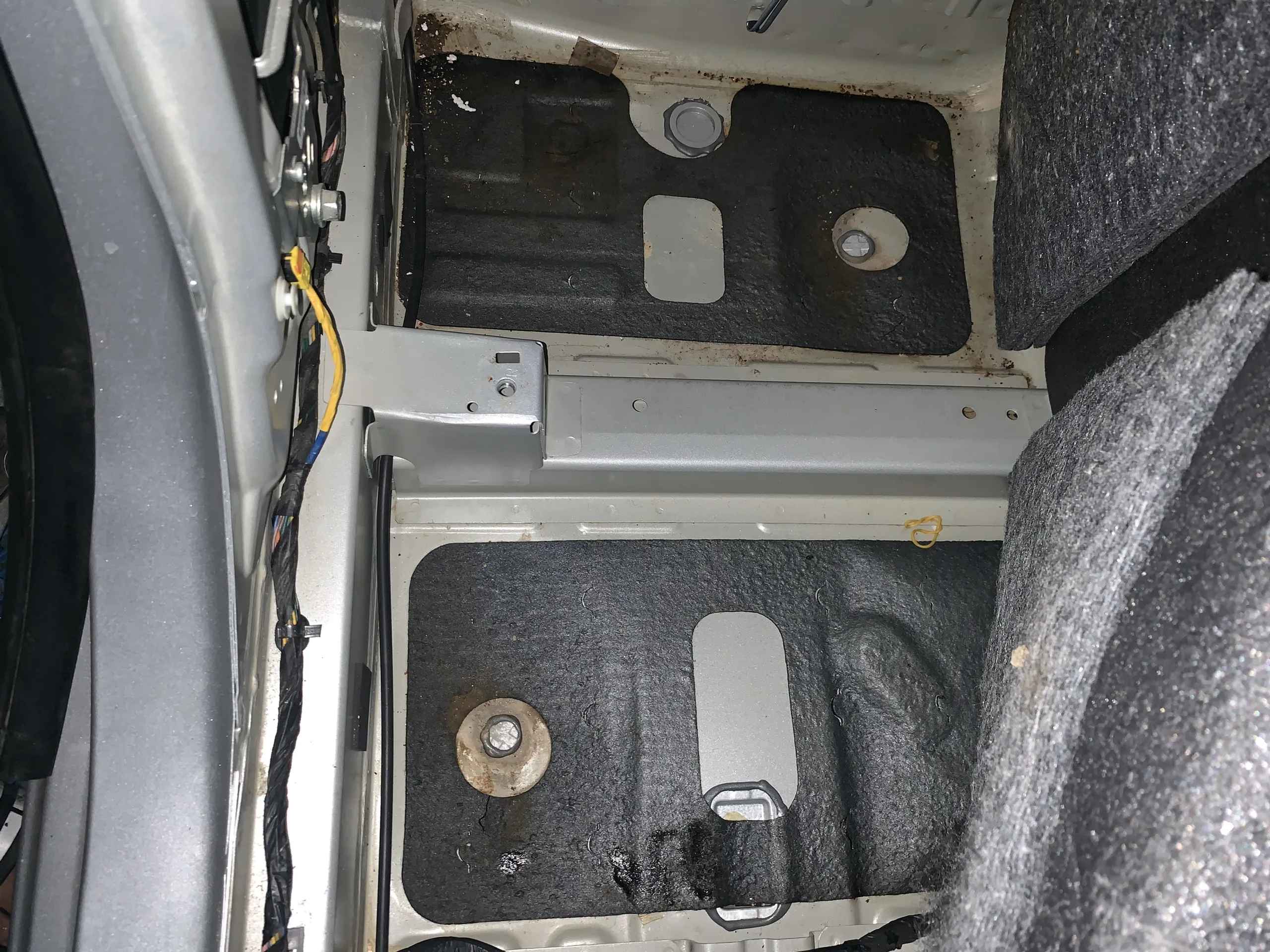 Dán vật liệu chống ồn chuyên dụng cho khoang cốp ô tô, giảm tiếng vọng và tiếng ồn từ gầm phía sau