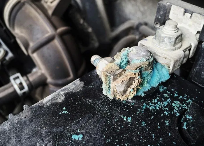 Ắc quy ô tô bị ăn mòn cực