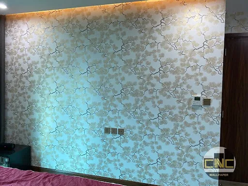 Chuyên gia dán decal đổi màu ô tô đang thi công decal dán kính