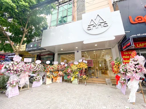 Hình ảnh minh họa một người đang cố gắng phá kính ô tô bằng vật dụng khác