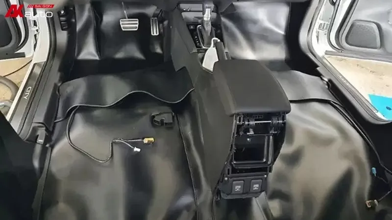 Sàn simili ô tô màu đen sang trọng, thời thượng