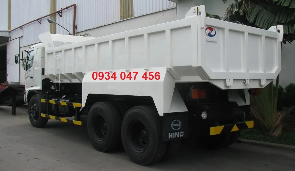 Hình ảnh cầu thang và thùng đồ nghề tiện ích trên xe ben Hino 3 chân